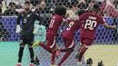 Kiper Lebanon, Mostafa Matar, hanya mampu termenung saat pemain Qatar berselebrasi di depan gawangnya pada babak penyisihan Grup A Piala Asia 2023 di Stadion Lusail, Jumat (12/1/2024).  Akram Afif memborong dua gol dan satu gol lagi disumbangkan oleh Almoez Ali. (AP Photo/Aijaz Rahi)