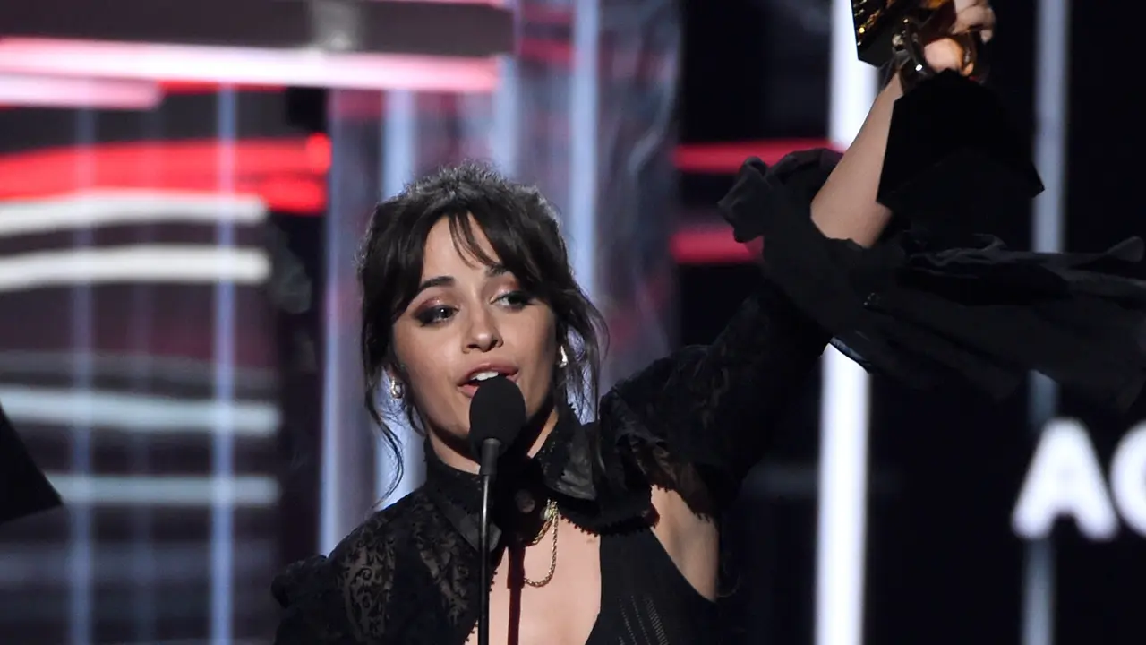 Camila Cabello Raih Achievement Award di Billboard Music Awards 2018