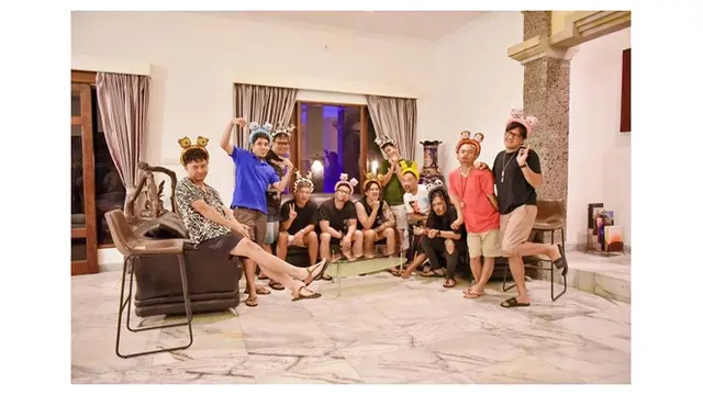 Selain Pakai Kostum Ular di Amerika, Ini 7 Outfit Unik Ala Geng The Prediksi