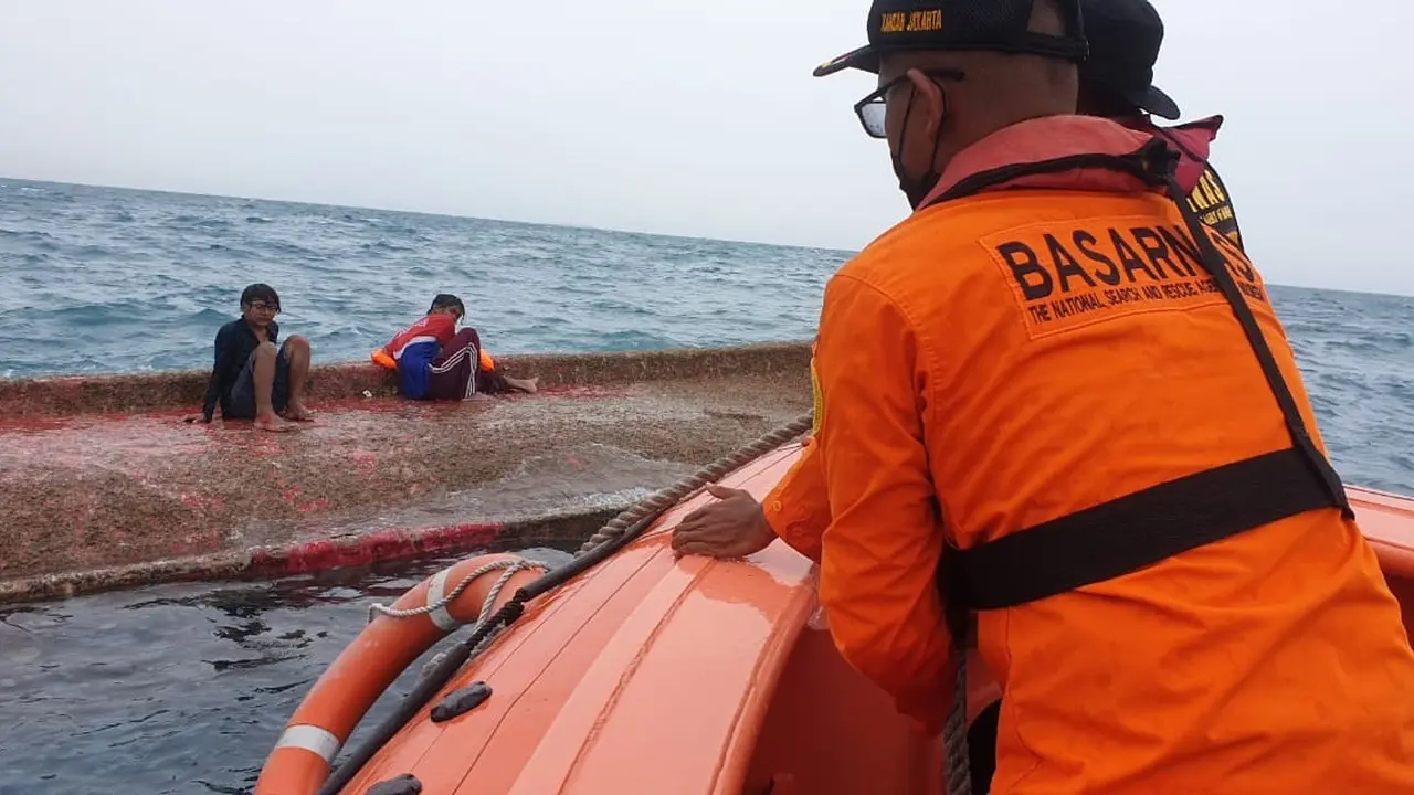 Sebuah kapal nelayan tenggelam di Teluk Jakarta, Selasa, 14 September 2021.