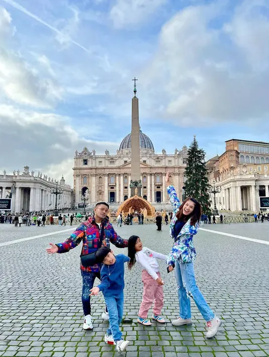 Menikmati momen indah bersama saat merayakan hari Natal dan tahun baru di Italia tentu menjadi salah satu pengalaman indah bagi kedua buah hatinya. Judika dan Duma pun turut mengunjungi Kota Vatikan dan mengabadikan momen saat berada di Lapangan Basilica Of St Peter. (Liputan6.com/IG/@jud1ka)