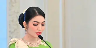 Dalam kesempatan tersebut, Selvi memilih makeup look yang natural namun tetap terlihat berkelas. Berikut beberapa elemen utama dari riasan yang dikenakannya: [@rampainusantara_official].
