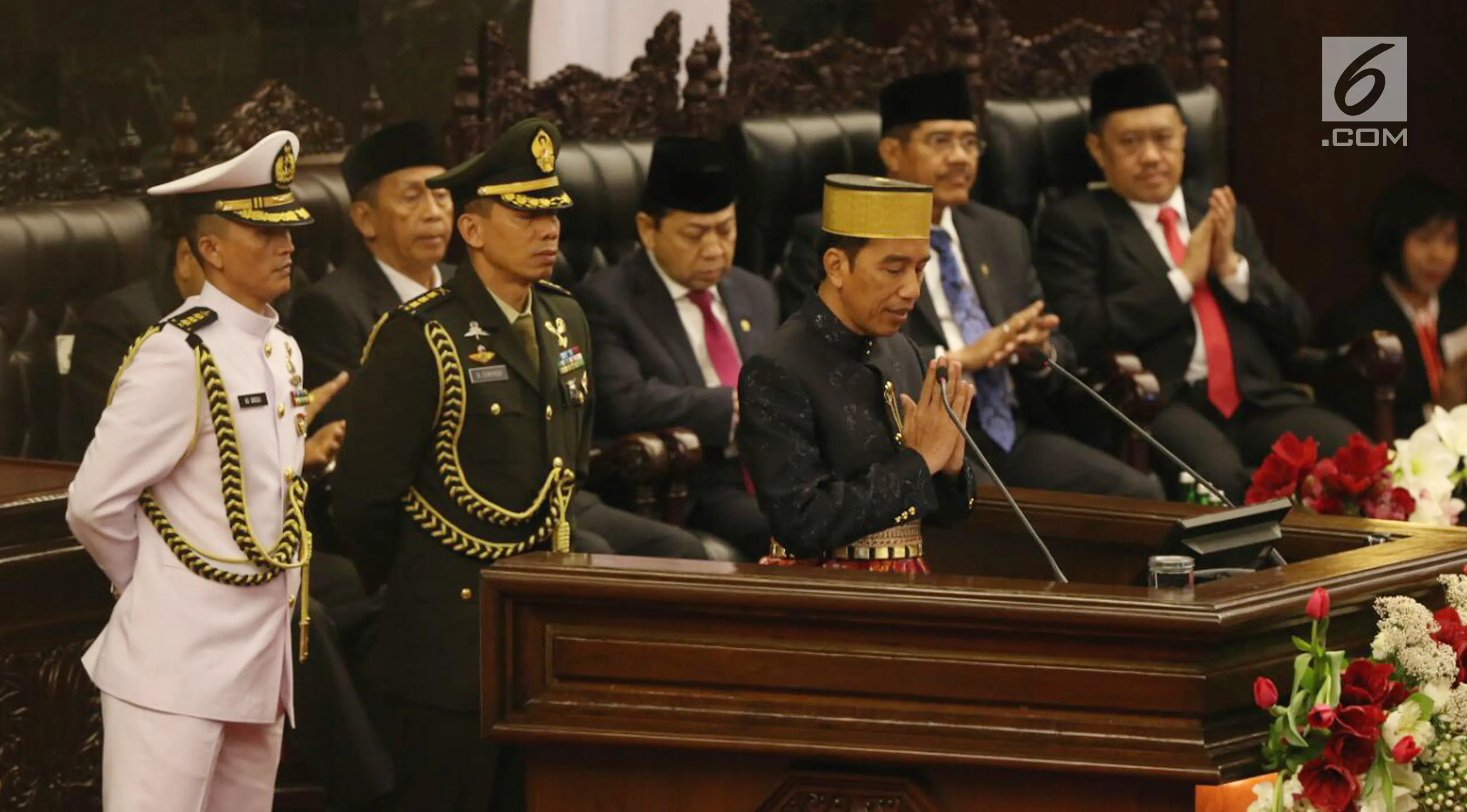 Presiden Joko Widodo atau Jokowi memberi salam usai berpidato dalam Sidang Tahunan MPR di Kompleks Parlemen, Senayan, Jakarta, Selasa (16/8). Sidang tersebut beragendakan mendengar pidato Presiden Jokowi selaku Kepala Negara. (Liputan6.com/Johan Tallo)