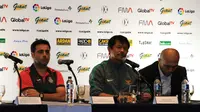 Pelatih Espanyol B, David Gallego Rodriguez, dan Indra Sjafri (pelatih Timnas U-19), dalam sesi konferensi pers jelang pertandingan di Bandung. (Bola.com/Muhammad Ginanjar)