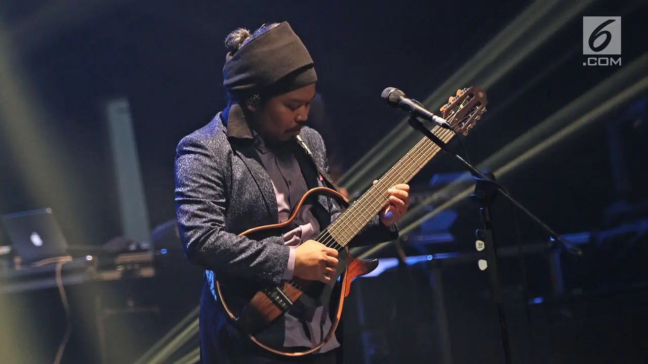 Senandung Payung Teduh Hibur Penggemar di Konser BBM