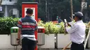 Seorang pria mengoperasikan mesin parkir meter di kawasan Kota Tua, Jakarta, Rabu (18/7). Sebanyak 13 Terminal Parkir Elektronik (TPE) dipasang di kawasan tersebut guna mengantisipasi membludaknya kendaraan yang parkir. (Liputan6.com/Immanuel Antonius)