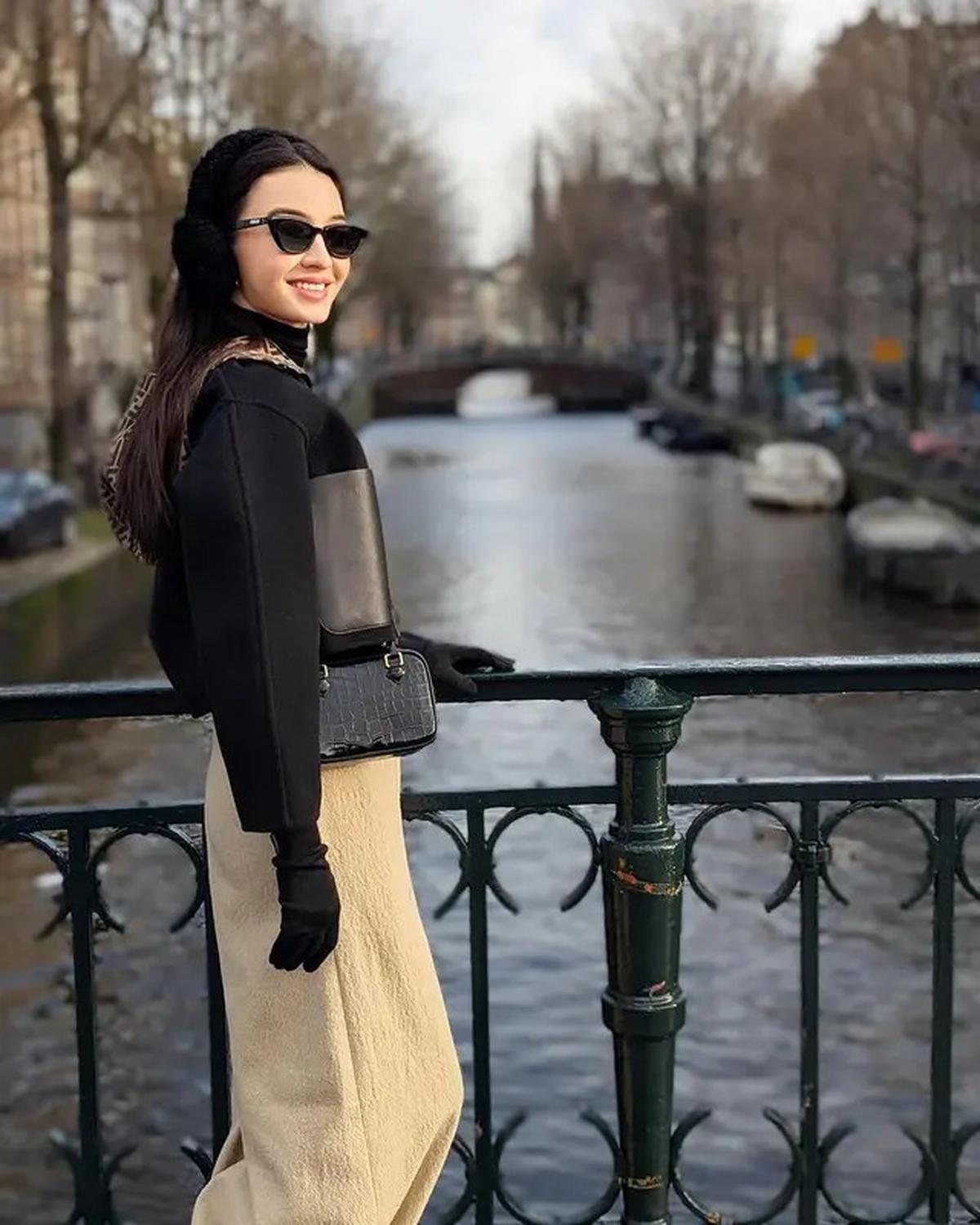 Anti Membosankan, Raline Shah Tampil Modis dengan Outfit Monokrom Saat Liburan di Amsterdam