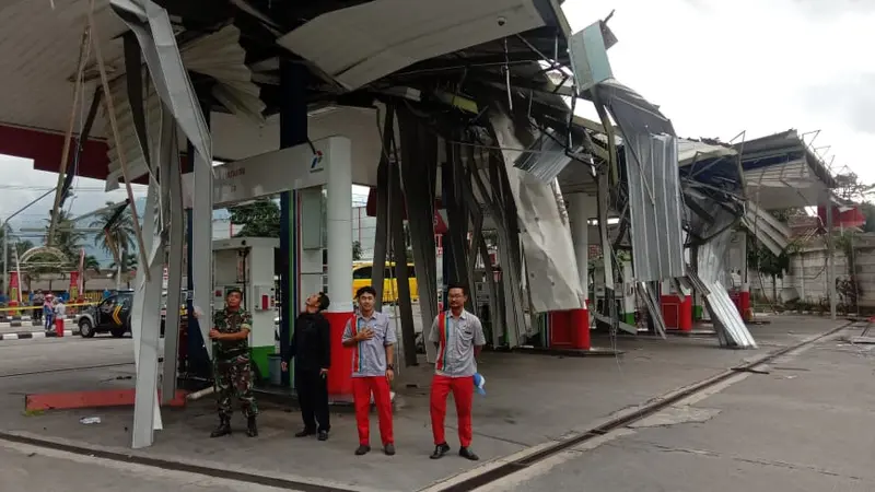 Puting beliung memporakporandakan SPBU di Ambarawa, Semarang. (Foto: Liputan6.com/Istimewa)