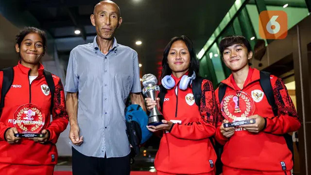 Bangga! Momen Skuad Timnas Indonesia Putri Tiba di Jakarta, Bawa Trofi Juara Piala AFF Wanita 2024