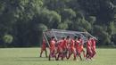 Para pemain Persija mengangkat gawang saat latihan jelang babak 8 besar Piala Jenderal Sudirman di Lapangan Sawangan, Depok, Jawa Barat, Senin (7/12/2015). (Bola.com/Vitalis Yogi Trisna) 