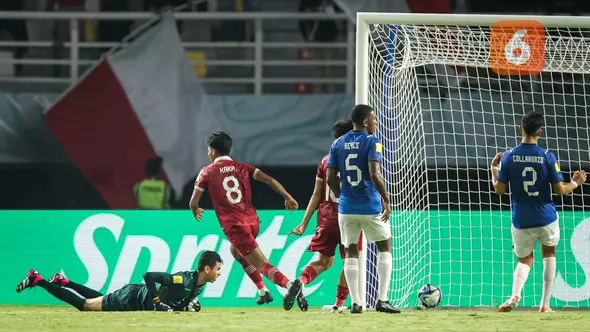 <p>Penyerang Timnas Indonesia U-17, Arkhan Kaka, berhasil membobol gawang Ekuador pada menit ke-22 dalam laga pertama Grup A Piala Dunia U-17 2023 di Stadion Utama Gelora Bung Tomo, Surabaya. (Bola.com/Bagaskara Lazuardi)</p>