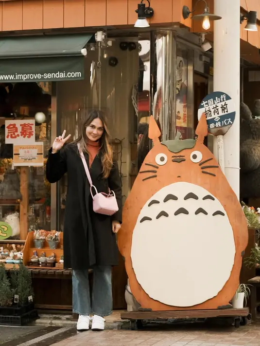 Massih mengenakan warna gelap, dalam foto ini Luna memakai heattech fleece turtleneck yang dipadukan dengan long coat. (Foto: Instagram/ lunamaya)