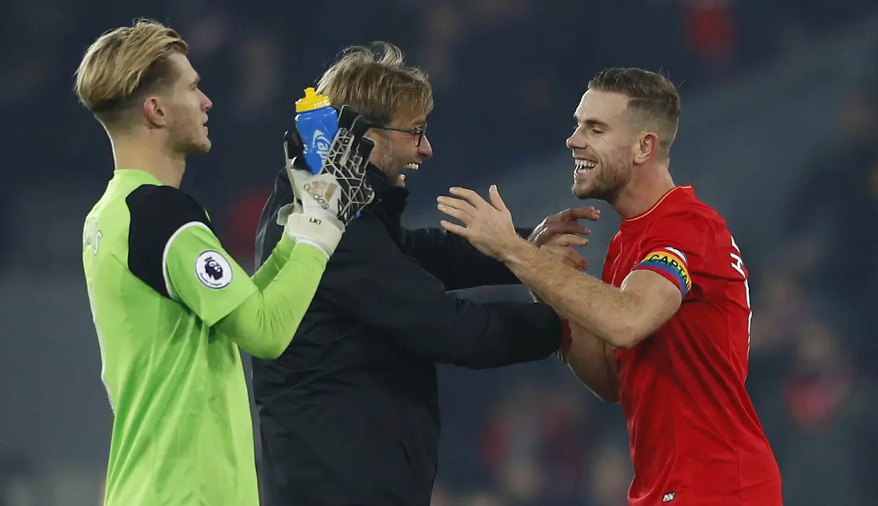 Pelatih Liverpool, Juergen Klopp, merayakan keberhasilan menaklukkan Sunderland. Kemenangan ini membuat Liverpool masih bertahan di peringkat kedua klasemen Premier League. (Reuters/Phil Noble)