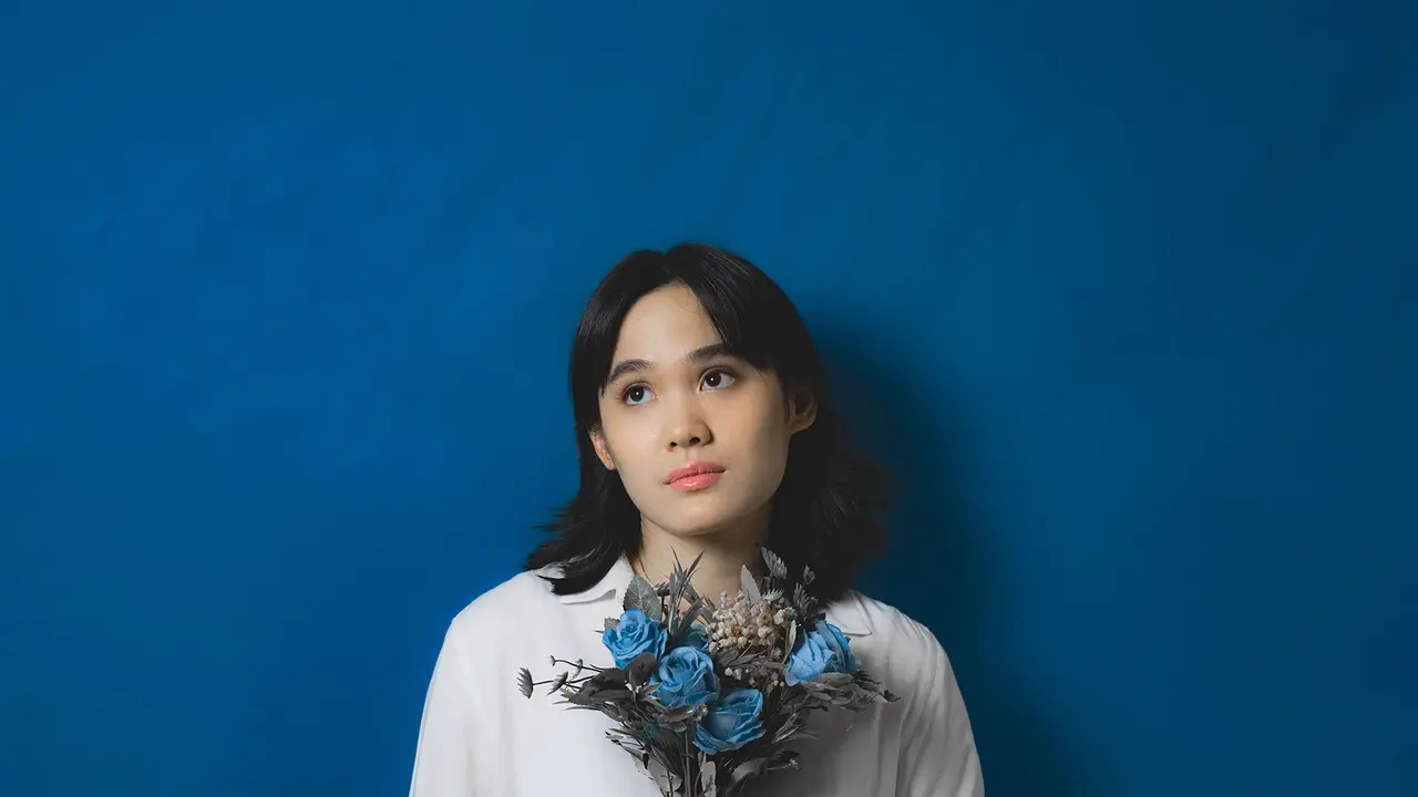 Sheryl Sheinafia berpose selayaknya foto untuk buku pernikahan di single terbaru berjudul Situationship