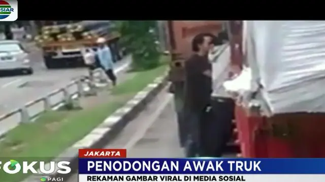 Dari rekaman ini terlihat, kedua pelaku yang menyamar sebagai pengamen jalanan menganiaya awak truk dengan menggunakan alat musik yang mereka bawa.