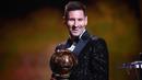 Lionel Messi. Sayap kanan Argentina berusia 35 tahun yang kini memasuki musim ke-2 membela PSG ini mampu meraih Ballon d'Or ke-7 sepanjang kariernya pada edisi 2021 usai tampil apik di musim terakhirnya bersama Barcelona dengan menyingirkan kandidat kuat lainnya, Robert Lewandowski. Namun pada penghargaan Ballon d'Or edisi 2022 dirinya sama sekali tidak masuk dalam nominasi usai penampilannya merosot tajam di musim pertamanya berseragam PSG. (AFP/Franck Fife)