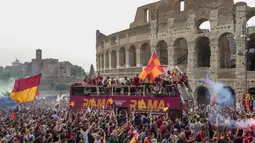 Suporter AS Roma bergembira saat bus membawa pemain AS Roma merayakan kemenangan juara Liga Konferensi Eropa UECL di depan Colosseum di Roma (26/5/2022). AS Roma menjuarai Konferensi Eropa UECL setelah mengalahkan Fayenoord dengan skor tipis 1-0. (AP Photo/Gregorio Borgia)