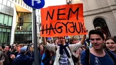 Warga Hungaria turun ke jalan di Budapest untuk menyuarakan penolakan mereka terhadap kebijakan baru pemerintah, Hungaria, Minggu (9/4). (AFP PHOTO/ATTILA KISBENEDEK)