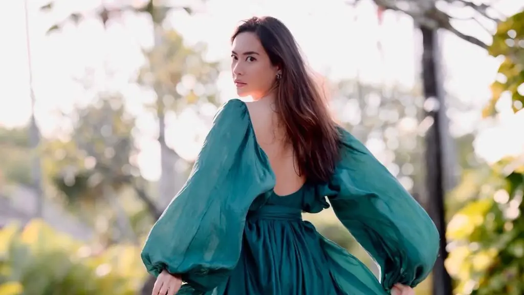 Gaya Dress Elvira Devinamira yang Pancarkan Kepercayaan Diri (Instagram/@elviraelph)