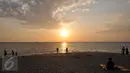 Sejumlah wisatawan menikmati keindahan sunset di Pantai Sengigi, NTB (13/10/2015). Pulau Lombok terpilih sebagai pemenang dalam ajang internasional World’s Best Halal Travel Summit di Abu Dhabi, Uni Emirate Arab (UEA).(Liputan6.com/Gempur M Surya)