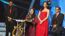 Nursyida Syam memberikan sambutan usai mendapatkan penghargaan Liputan6 Award 2015 untuk kategori Sosial Pendidikan, di Studio Emtek, Jakarta, Rabu (20/5). (Liputan6.com/Faizal Fanani)