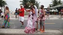 Pengunjung memakai kostum dan dandanan menyerupai zombie dalam acara Zombie Walk di pantai Copacabana, Rio de Janeiro, Brasil, Jumat (2/11). Ribuan orang ini beraksi sebagai Zombie untuk memeriahkan peringatan Hari Para Arwah. (Mauro PIMENTEL/AFP)