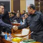 Wakil Kepala Badan Intelijen Negara (Waka BIN) Letnan Jenderal TNI (Purn) Teddy Lhaksmana Widya Kusuma berjabat tangan dengan anggota Komisi I DPR Dave Laksono (kiri) sebelum rapat kerja di kompleks Parlemen, Jakarta, Kamis (8/6/2023). (Liputan6.com/Faizal Fanani)