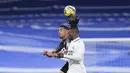 Gelandang Real Madrid, Eduardo Camavinga berebut bola udara dengan pemain Elche, Ezequiel Ponce selama pertandingan lanjutan La Liga Spanyol di stadion Santiago Bernabeu di Madrid, Spanyol, Kamis (16/2/2023). Pasukan Carlo Ancelotti ini kini menempati urutan kedua dengan margin 8 poin di bawah sang pemuncak, Barcelona. (AP Photo/Manu Fernandez)