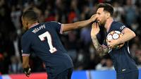 Kylian Mbappe dan Lionel Messi membawa PSG menang 3-2 atas RB Leipzig pada laga ketiga Grup A Liga Champions di Parc des Princes, Rabu (20/10/2021) dini hari WIB. (AFP/Anne-Christine POUJOULAT)