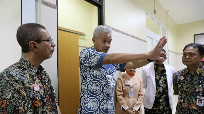 Ganjar Pranowo didampingi Bupati Banyumas  Acmad Husein dan Direktur RSUD Margono meninjau ruang isolasi RSUD Margono, beberapa hari lalu. (Foto: Liputan6.com/Rudal Afgani Dirgantara)