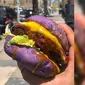 Setelah tren Burger berwarna hitam, saat ini Hamburger warna ungu tengah menjadi perbincangan para food traveler (Sumber foto: nypost.com)