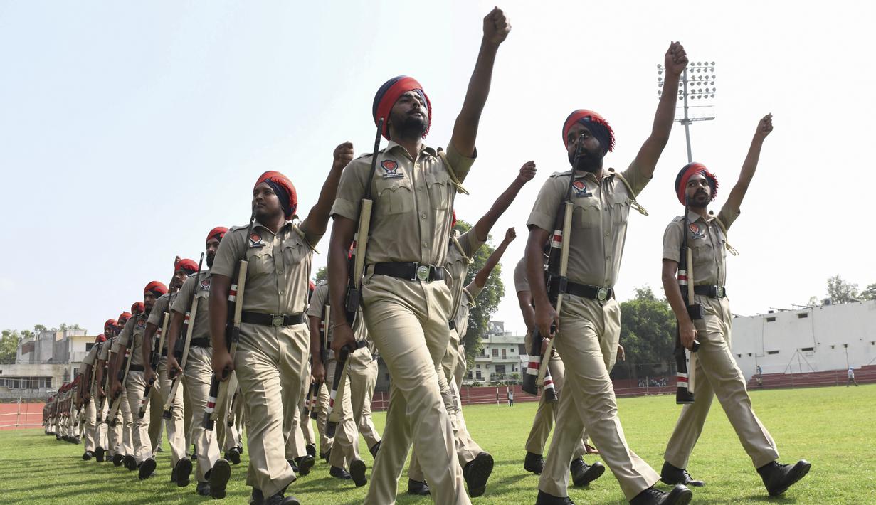 Personel Polisi Punjab mengambil bagian dalam latihan menjelang perayaan Hari Kemerdekaan India ke-75, di Stadion Guru Nanak di Amritsar (12/8/2021). India memperingati Kemerdekaannya pada tahun 1947 dari pemerintahan kolonial Inggris, pada 15 Agustus. (AFP/Narinder)
