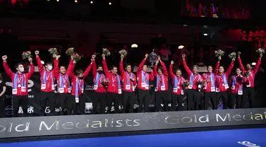 Para pemain Indonesia melakukan selebrasi usai menjuarai turnamen bulu tangkis beregu putra Piala Thomas 2020 melawan China di Aarhus, Denmark, Minggu (17/10/2021). Indonesia kembali merebut Piala Thomas setelah terakhir meraihnya pada 2002 lalu. (Claus Fisker/Ritzau Scanpix via AP)