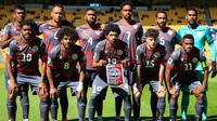 Para pemain Kaledonia Baru berpose untuk foto bersama sebelum dimulainya pertandingan semifinal kualifikasi Piala Dunia 2026 Oseania antara Kaledonia Baru dan Tahiti di Stadion Sky di Wellington pada tanggal 21 Maret 2025. (Grant Down /AFP)