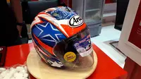 Helm Arai SZ Ram 5 yang diperkenalkan di booth Cargloss, IIMS 2018 (Liputan6.com/Yurike)