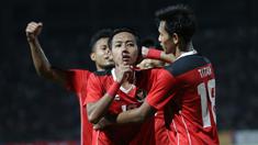 Timnas Indonesia U-20 menutup fase grup SEA Games 2023 dengan menyapu bersih 4 kemenangan dan memastikan lolos ke semifinal sebagai juara Grup A. Korban terakhir Garuda Muda adalah tuan rumah Kamboja yang dipaksa menyerah 1-2 pada laga yang digelar di Olympic National Stadium, Phnom Penh, Kamboja, Rabu (10/5/2023) malam WIB. Pasukan Indra Sjafri turun dengan sebagian besar pemain lapis kedua sebagai starter. Dua gol dari Titan Agung Fawwazi (10') dan Beckham Putra (52') hanya mampu dibalas lewat sundulan Sin Sovannmakara di masa injury time babak pertama. Kamboja mempunyai peluang emas menyamakan skor 2-2 saat mendapat hadiah penalti pada menit ke-82. Namun eksekusi yang diambil Lim Pisoth mampu digagalkan Muhammad Adisatryo yang berujung cedera sang kiper hingga harus ditarik keluar. (Bola.com/Abdul Aziz)