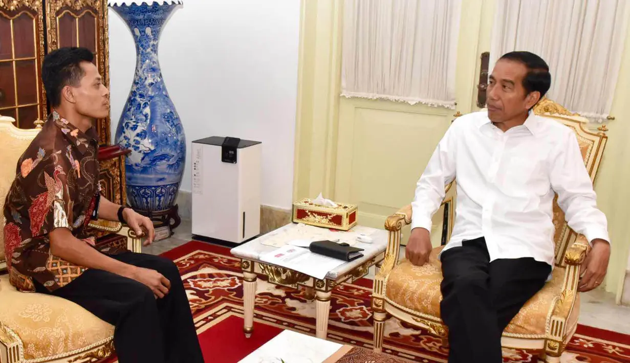 Muhammad Kusrin pemilik usaha UD Haris Elektronika yang memproduksi TV murah dan sempat tutup lantaran dianggap tidak memiliki SNI, diterima Presiden Joko Widodo di Istana Merdeka pada hari Senin pagi 25 Januari 2016. (Foto : Agus Suparto)