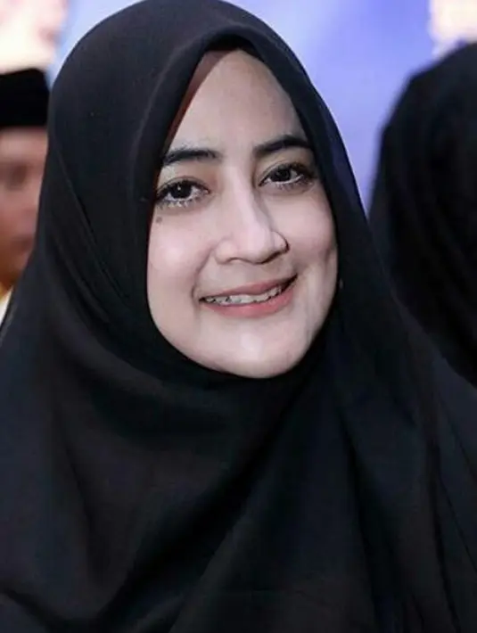 "Sudah (dengar kabar yang beredar). Sudah nanya langsung juga ke umi, saya tanya ke umi. Kata umi fitnah,editan itu (soal foto)," tulis Indadari dalam aplikasi pesan singkat, Senin (13/11/2017). (Instagram/umi.pipik)