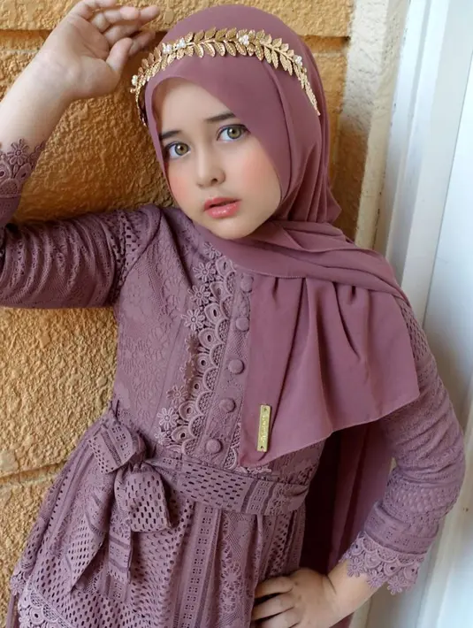 Paling terbaru ia jalani pemotretan bertema keluarga dengan busana kembar yang tampil menawan. Paling baru Ciara pun bermain sinetron Tajwid Cinta yang dibintangi oleh Harris Vriza dan Cut Syifa di SCTV. (Liputan6.com/IG/@ciara_nadine_brosnan)