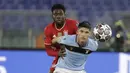 Striker Lazio, Joaquin Correa (depan) berebut bola dengan gelandang Bayern Munich, Alphonso Davies dalam laga leg pertama babak 16 besar Liga Champions 2020/21 di Olimpico Stadium, Selasa (23/2/2021). Lazio kalah 1-4 dari Bayern Munich. (AP/Gregorio Borgia)