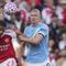 Pemain Arsenal, William Saliba (kiri), berduel dengan striker Man City, Erling Haaland, pada pekan 5 Liga Inggris 2025/2026 di Emirates Stadium, Minggu (21/9/2025) malam WIB. (AP Photo/Kin Cheung)