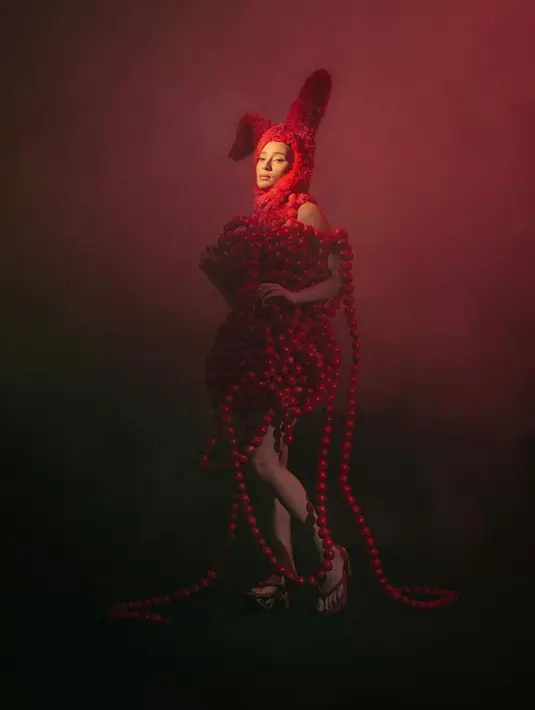 Kostum nola-bola merah dengan aksen bulu pada bagian kepala hadirkan keunikan tersendiri dengan kesan gaya artsy. [Foto: Instagram/ Tatjanasaphira]