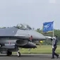 Pembawa bendera Angkatan Udara Taiwan melewati salah satu jet tempur F-16V yang baru di pangkalan Angkatan Udara di Chiayi di barat daya Taiwan, Kamis (18/11/2021). Langkah Taiwan tersebut untuk meningkatkan kemampuan pertahanannya dalam menghadapi ancaman berkelanjutan dari China. (AP Photo/Johnson