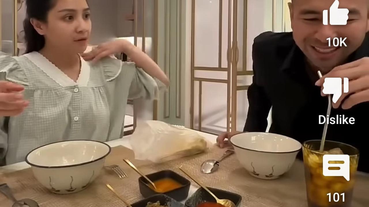 Potret Raffi Ahmad & Nagita Slavina Ngobrol Santai Sambil Makan Telur Gulung dan Bakso Buat Netizen Terpana