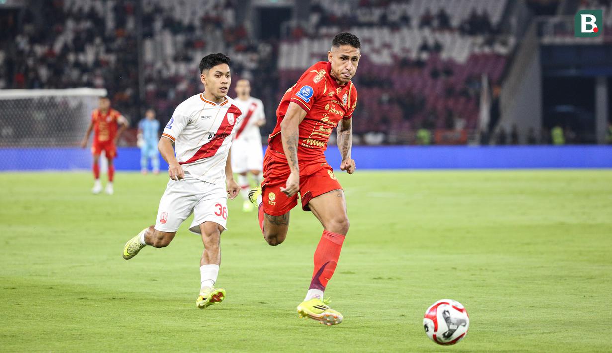 Pemain Persija Jakarta, Bruno Tubarao berhasil melewati pemain Persis Solo pada laga pekan ke-30 BRI Super League musim ini di Stadion Utama Gelora Bung Karno (SUGBK), Jakarta, Senin (27/04/2026) malam WIB. (Bola.com/Abdul Aziz)