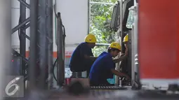 PT KAI melakukan upaya antisipasi membeludaknya pemudik jelang Lebaran, Jakarta, Kamis (23/6). Perbaikan dan perawatan terus dilakukan agar kereta bisa ditumpangi dengan nyaman. (Liputan6.com/Angga Yuniar) 