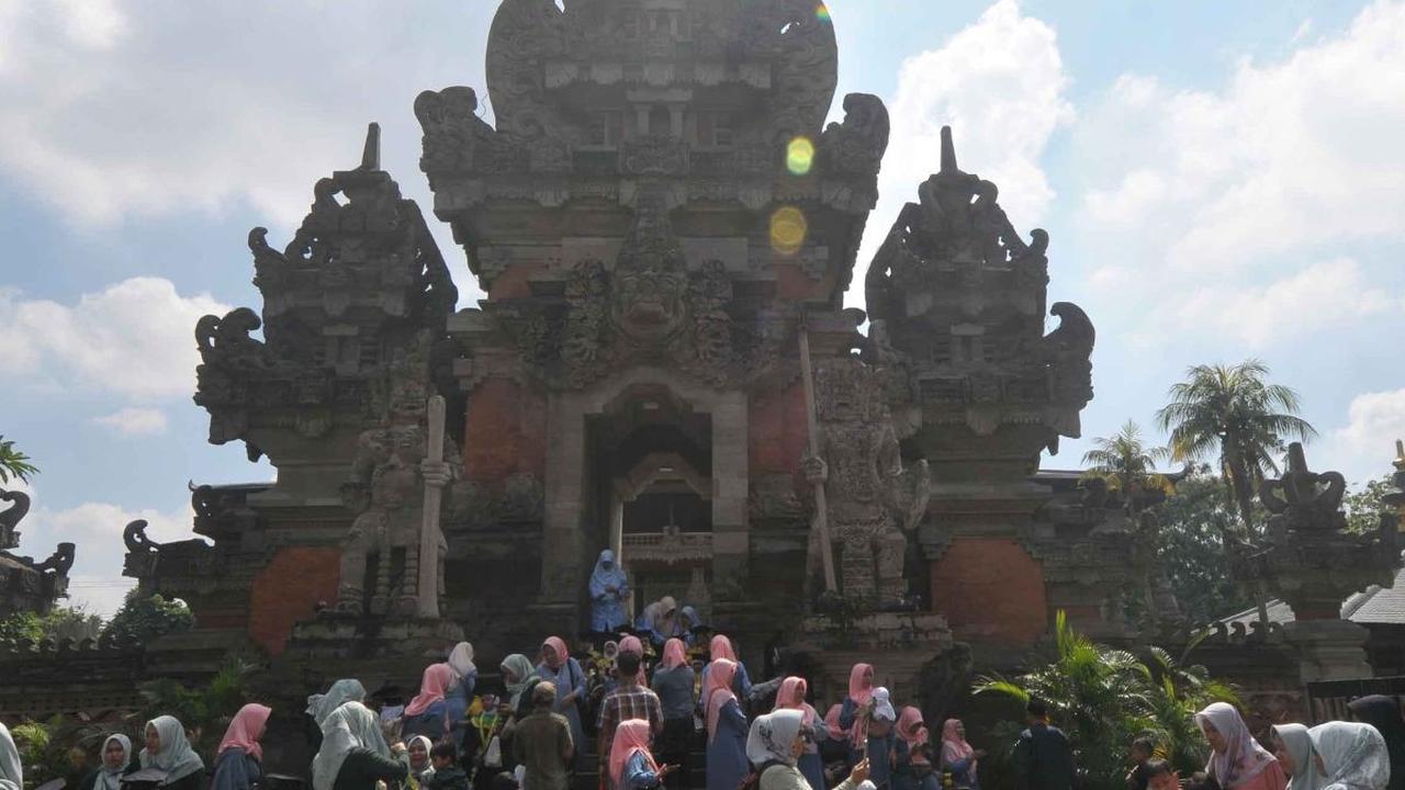 Festival yang diadakan pada Rabu, 26 Juni 2024 ini, merupakan bagian dari rangkaian acara "Festival Kumpul Bocah".<br><br>Natsu Matsuri atau festival musim panas Jepang sendiri akan berlangsung dari 29 Juni hingga 7 Juli 2024. Foto: merdeka.com / Imam Buh