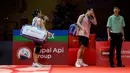 Pebulu tangkis ganda campuran Indonesia, Rinov Rivaldy/Lisa Ayu Kusumawati bersiap meninggalkan court setelah kalah dari pasangan Jepang, Hiroki Midorikawa/Natsu Saito dalam laga semifinal Indonesia Masters 2025 di Istora Senayan, Jakarta, Sabtu (25/01/2025). (Bola.com/Bagaskara Lazuardi)