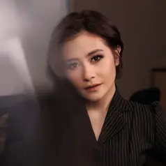 Setelah sempat tampil dengan potongan rambut super pendek yang fresh, kali ini ia tampil dengan sentuhan makeup yang jauh lebih bold dari biasanya, smokey eyes yang dramatis dan memikat. [@bubahalfian].