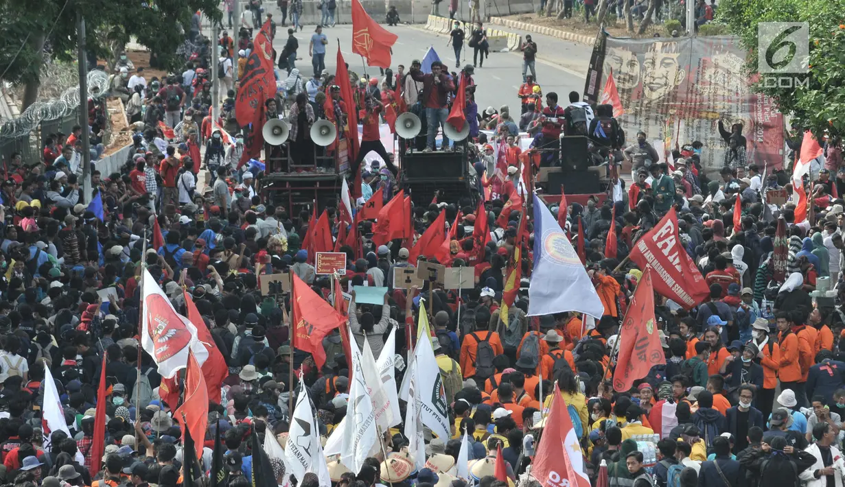 Massa memadati jalan menuju Gedung DPR RI, Jakarta, Senin (30/9/2019). Massa gabungan dari elemen mahasiswa, dan pelajar mulai memenuhi akses menuju Gedung DPR untuk menyuarakan penolakan Rancangan Undang-Undang KUHP dan Revisi Undang-Undang KPK. (merdeka.com/Iqbal S Nugroho)